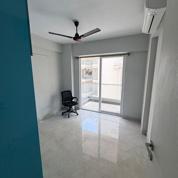 Room in 3 BHK Apartment at Signature Global City, Sector 37d – for Rent