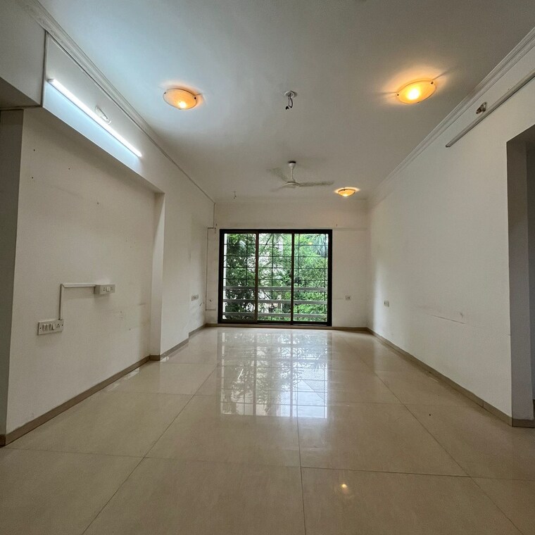 Room, status-chs 3 Bedroom 1000 Sq.Ft. Apartment In Yari Road Mumbai 9300889