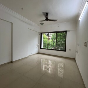 Room in 3 BHK Apartment at Status CHS, Yari Road – for Rent