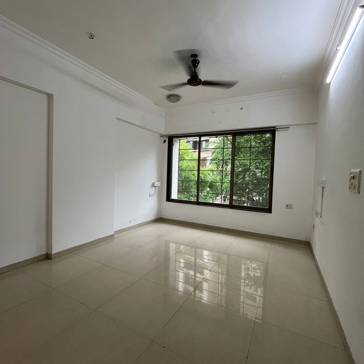 Room, status-chs 3 Bedroom 1000 Sq.Ft. Apartment In Yari Road Mumbai 9300889