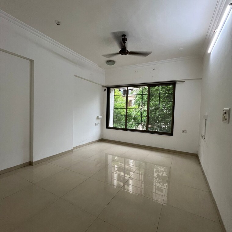 Room, status-chs 3 Bedroom 1000 Sq.Ft. Apartment In Yari Road Mumbai 9300889