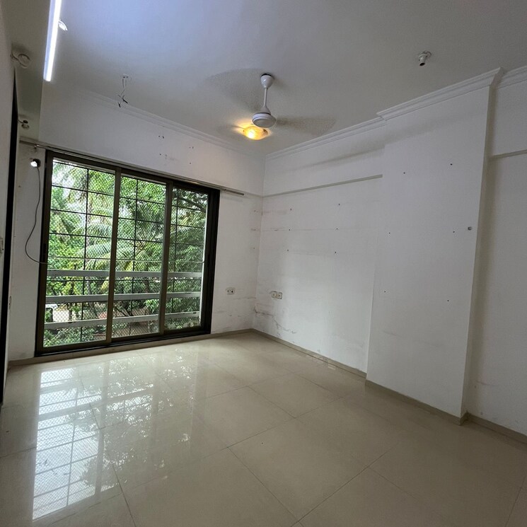 Room, status-chs 3 Bedroom 1000 Sq.Ft. Apartment In Yari Road Mumbai 9300889