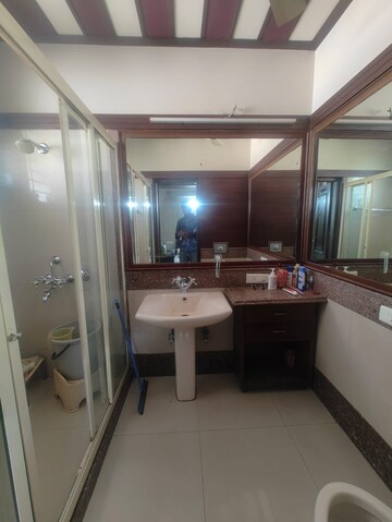 Kitchen in 3 BHK Builder Floor at Sector 33 – for Rent