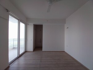Room in 3.5 BHK Apartment at DLF The Ultima, Sector 81 – for Rent