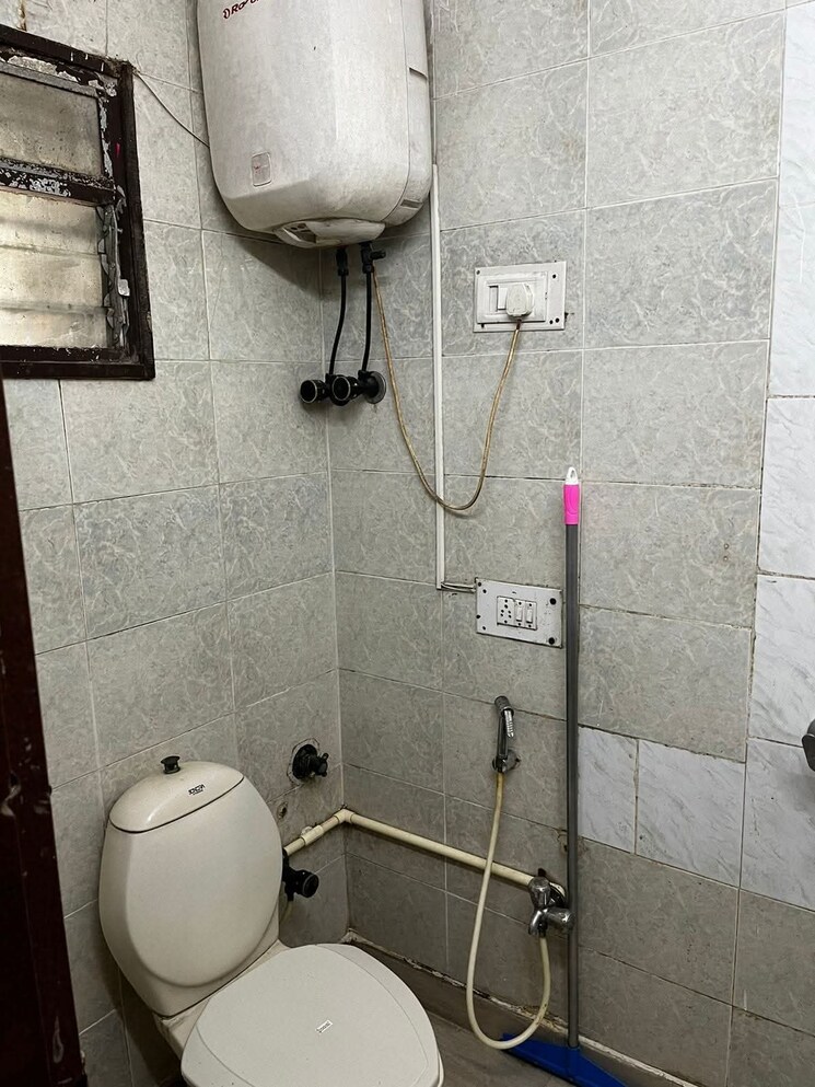 Bathroom, chanchal-kalyan-complex 2 Bedroom 1000 Sq.Ft. Apartment In Yari Road Mumbai 9300937