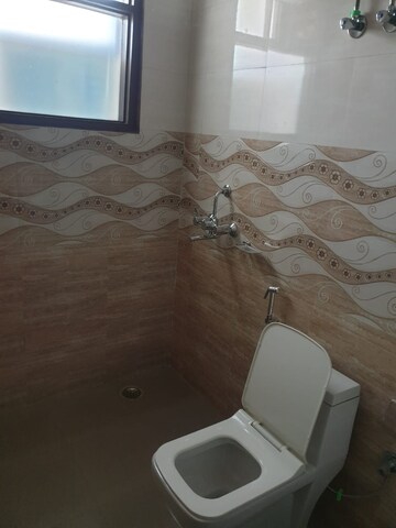 Bathroom in 1 BHK Builder Floor at DLF City Phase V, Dlf Phase V – for Rent