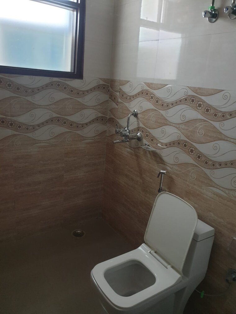 Bathroom, dlf-city-phase-v 1 Bedroom 540 Sq.Ft. Builder Floor In Dlf Phase V Gurgaon 9300984