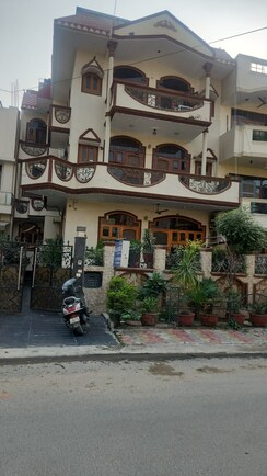 5 BHK + Servant Room Villa For Sale in Sushant Lok I