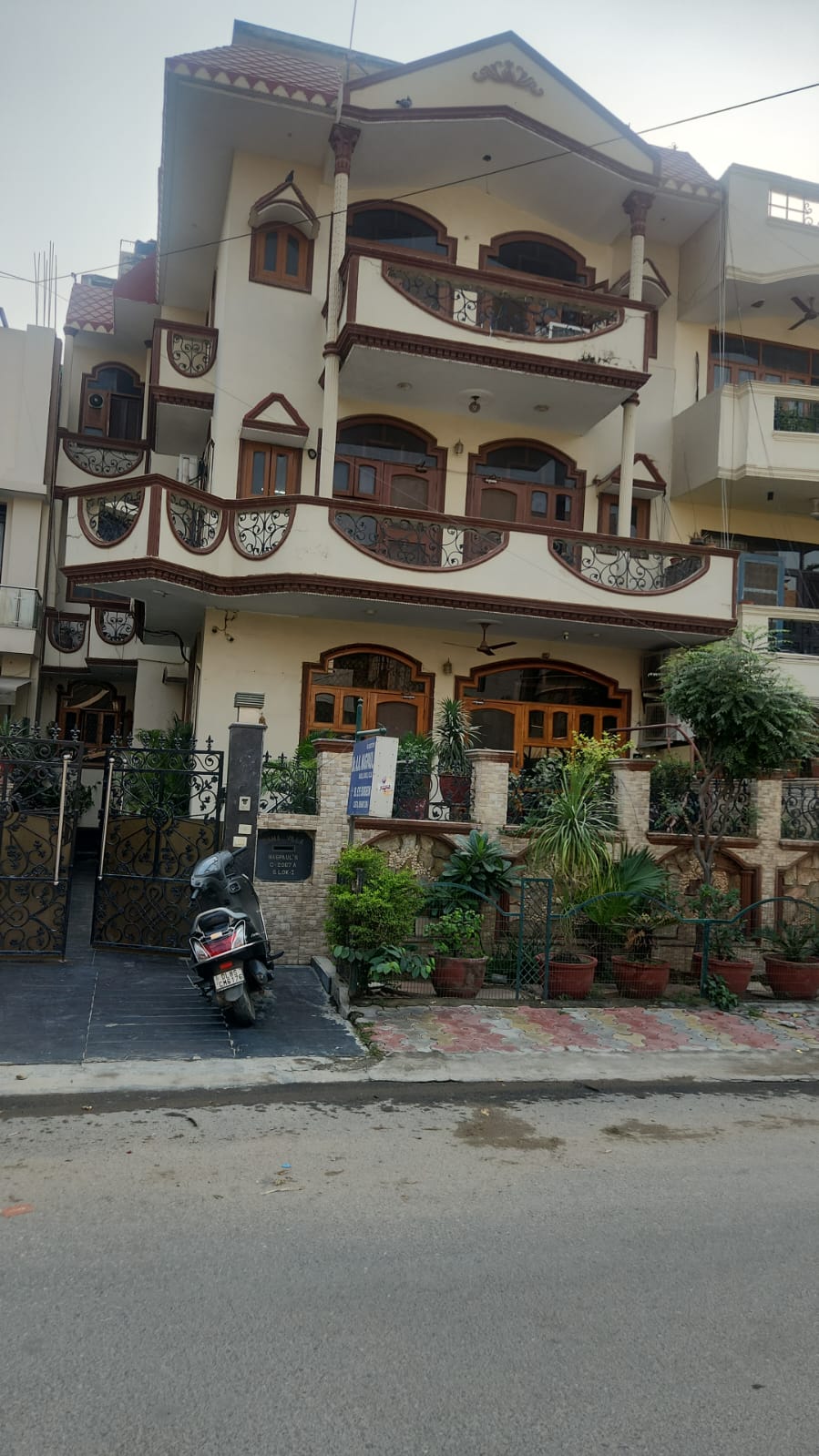 5 BHK + Servant Room Villa For Sale in Sushant Lok I