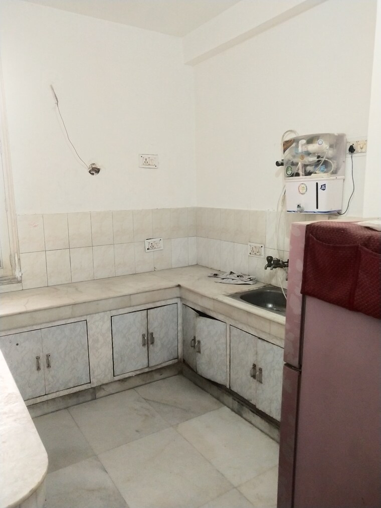 Kitchen, sector 33 3 Bedroom 200 Sq.Mt. Independent House In Sector 33 Noida 9301050