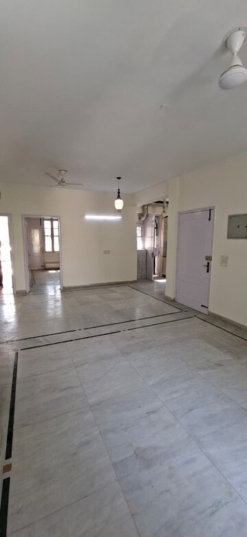 Room in 3 BHK Builder Floor at SS Mayfield Gardens, Sector 51 – for Rent