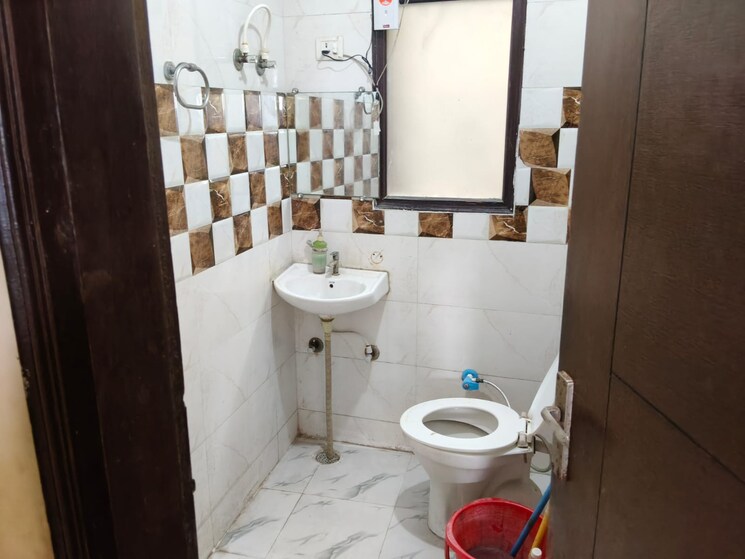 Bathroom, green fields colony 2 Bedroom 1000 Sq.Ft. Builder Floor In Green Fields Colony Faridabad 9301086