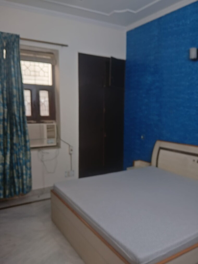 Room, sector 56 3.5 Bedroom 300 Sq.Mt. Independent House In Sector 56 Noida 9301101