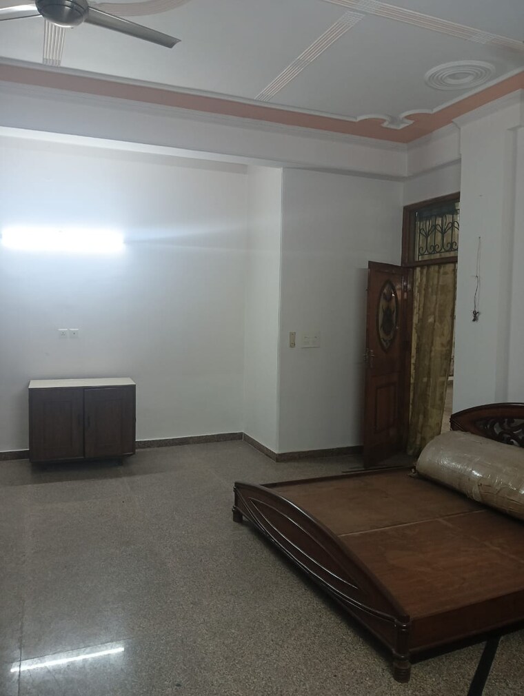 Room, sector 56 3.5 Bedroom 300 Sq.Mt. Independent House In Sector 56 Noida 9301101