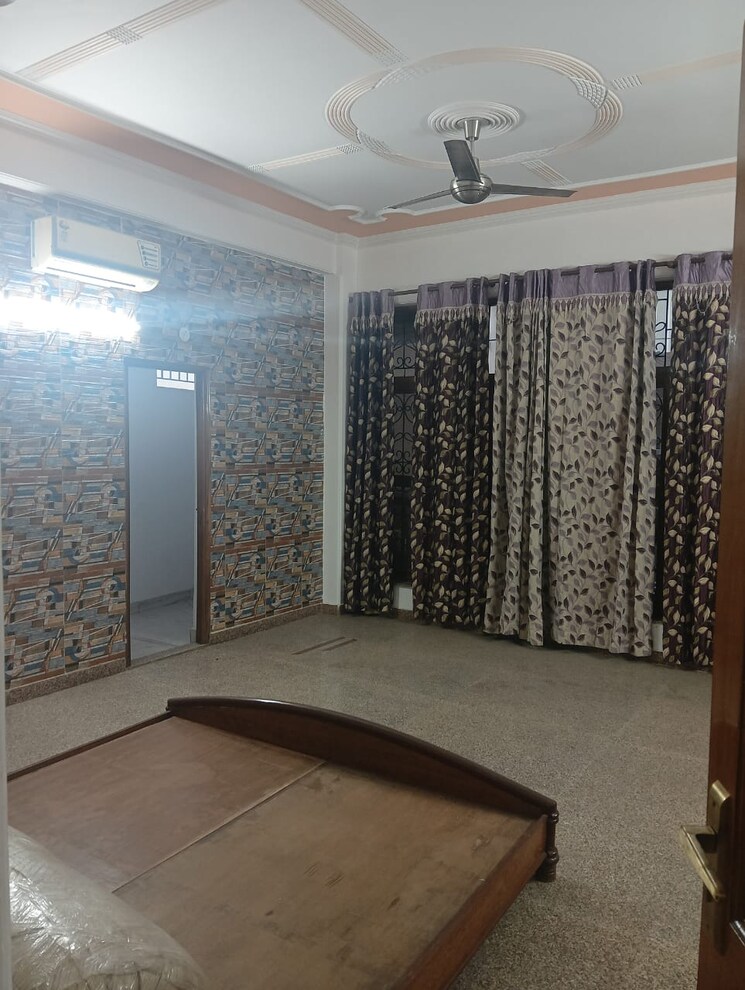 Bedroom, sector 56 3.5 Bedroom 300 Sq.Mt. Independent House In Sector 56 Noida 9301101