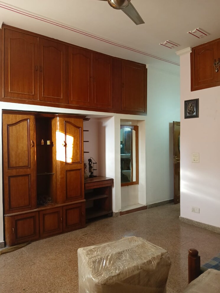 Room, sector 56 3.5 Bedroom 300 Sq.Mt. Independent House In Sector 56 Noida 9301101