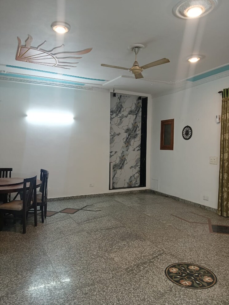 Room, sector 56 3.5 Bedroom 300 Sq.Mt. Independent House In Sector 56 Noida 9301101