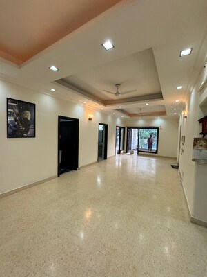 Room in 3.5 BHK Builder Floor at DLF Atria, Dlf Phase ii – for Rent