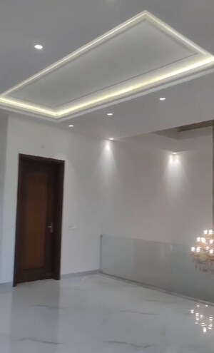 Room in 5 BHK Independent House at Sector 26 – for Rent