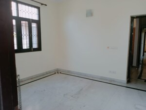 Room in 3 BHK Builder Floor at Dlf Phase I – for Rent