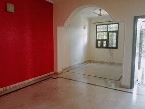Room in 3 BHK Builder Floor at Dlf Phase I – for Rent