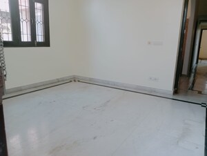 Room in 3 BHK Builder Floor at Dlf Phase I – for Rent