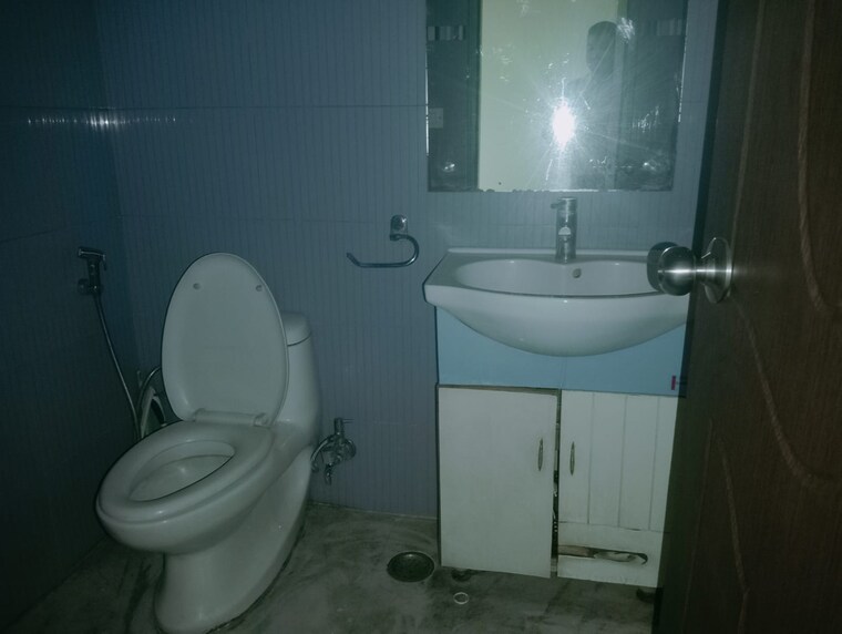 Bathroom, dlf phase i 3 Bedroom 200 Sq.Ft. Builder Floor In Dlf Phase I Gurgaon 9301239