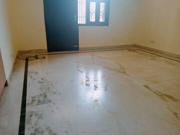Room in 3 BHK Builder Floor at Dlf Phase ii – for Rent