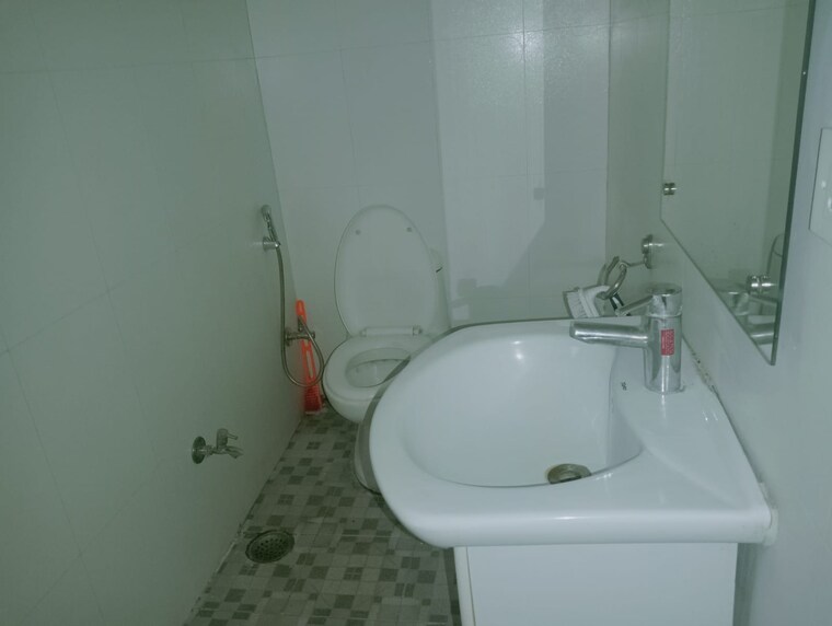 Bathroom, dlf phase ii 3 Bedroom 200 Sq.Ft. Builder Floor In Dlf Phase ii Gurgaon 9301242