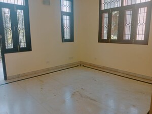 Room in 3 BHK Builder Floor at Dlf Phase ii – for Rent