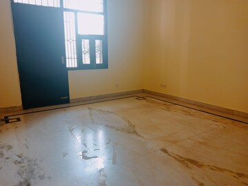 Room in 3 BHK Builder Floor at Dlf Phase ii – for Rent