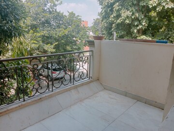 Balcony in 3 BHK Builder Floor at Dlf Phase ii – for Rent