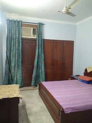 Bedroom in 3 BHK Builder Floor at Dlf Phase ii – for Rent