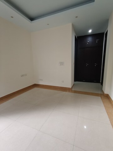 Room in 3 BHK Builder Floor at Dlf Phase ii – for Rent