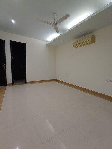 Room in 3 BHK Builder Floor at Dlf Phase ii – for Rent