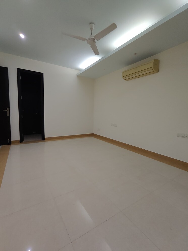 Room, dlf phase ii 3 Bedroom 2000 Sq.Ft. Builder Floor In Dlf Phase ii Gurgaon 9301357