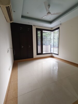 Room in 3 BHK Builder Floor at Dlf Phase ii – for Rent