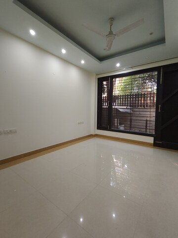 Room in 3 BHK Builder Floor at Dlf Phase ii – for Rent