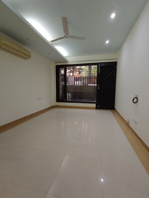 Room in 3 BHK Builder Floor at Dlf Phase ii – for Rent