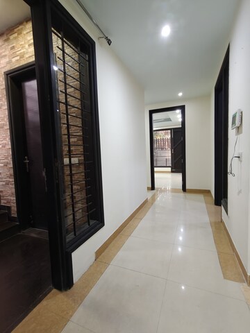 Building Lobby in 3 BHK Builder Floor at Dlf Phase ii – for Rent