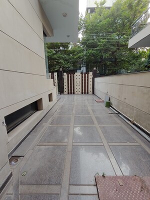 Balcony in 3 BHK Builder Floor at Dlf Phase ii – for Rent