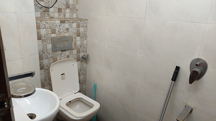 Bathroom, patel nagar 2 Bedroom 900 Sq.Ft. Builder Floor In Patel Nagar Delhi 9301467