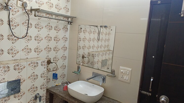 Bathroom, patel nagar 2 Bedroom 900 Sq.Ft. Builder Floor In Patel Nagar Delhi 9301467