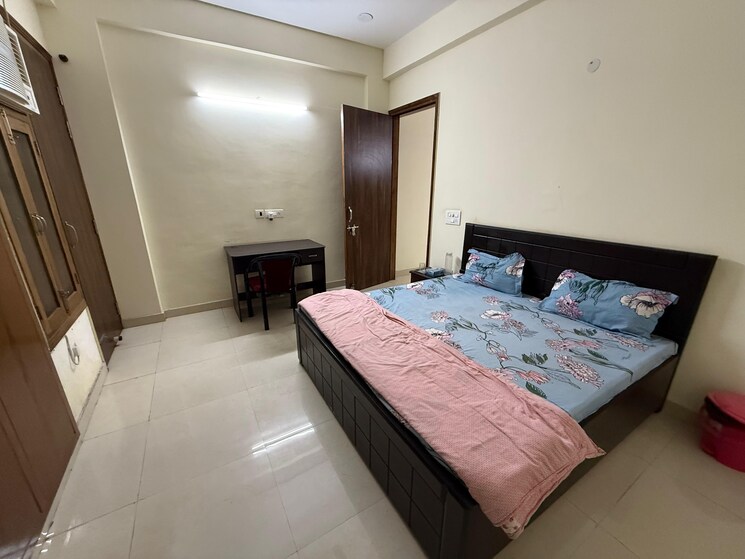 Bedroom, sector 105 6+ Bedroom 162 Sq.Mt. Independent House In Sector 105 Noida 9301583