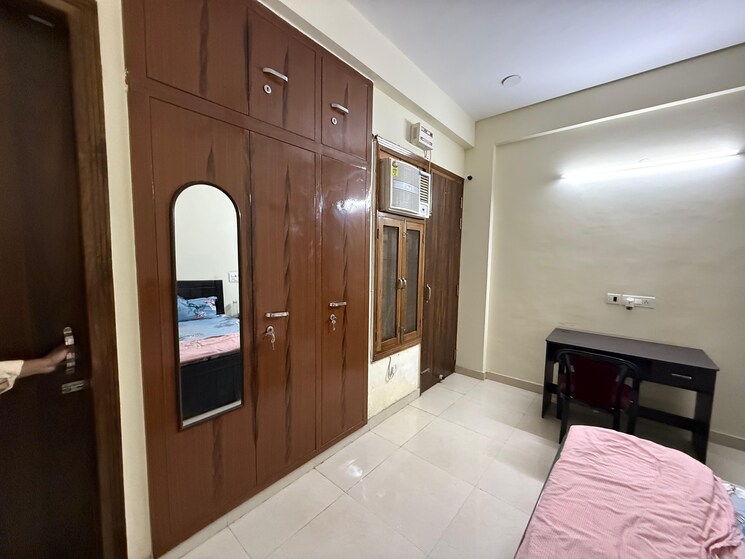 Room, sector 105 6+ Bedroom 162 Sq.Mt. Independent House In Sector 105 Noida 9301583