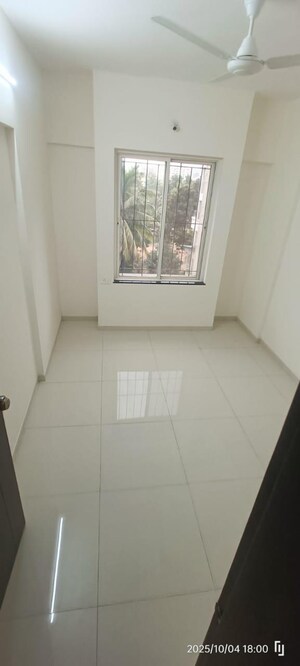 Room in 2 BHK Apartment at Paranjape Schemes Richmond Park, Rahatani – for Rent