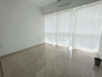 Room in 4 BHK Apartment at Indiabulls Sky, Lower Parel – for Rent
