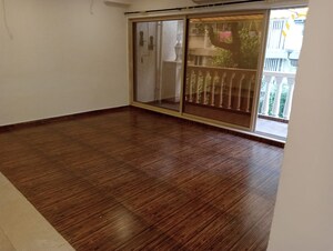 Room in 3 BHK Apartment at Zahra Court Apartment, Khar West – for Rent