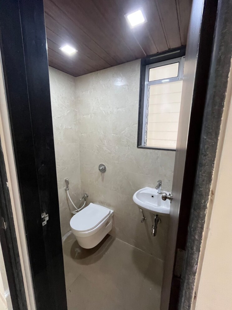 Bathroom, tembhi naka 2 Bedroom 600 Sq.Ft. Apartment In Tembhi Naka Thane 9301895