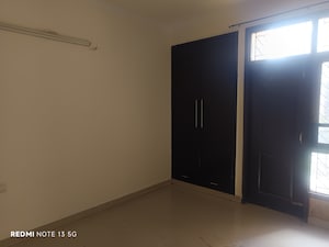 Room in 3.5 BHK Apartment at Eldeco Utopia, Sector 93a – for Rent